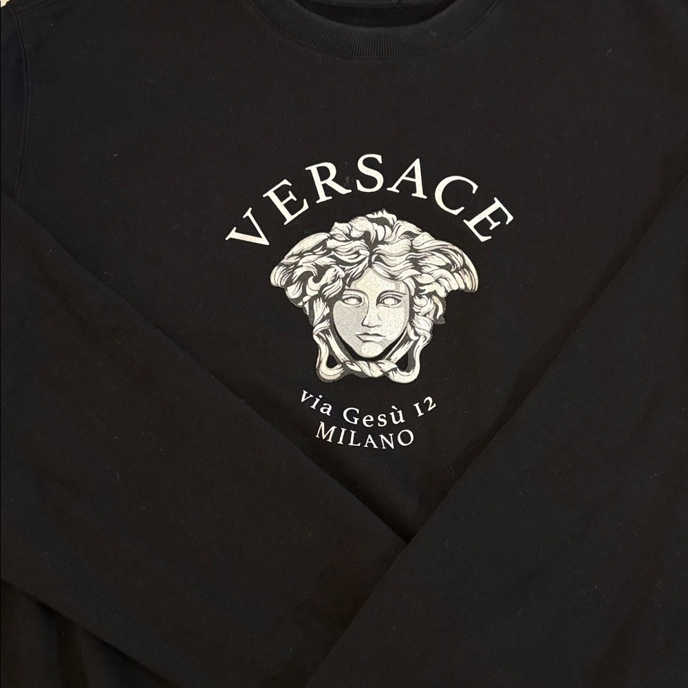 Versace Black Long Sleeve with Medusa Design
Sweatshirt Excellent condition.